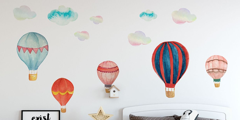 Colorful hot air balloon wall stickers with clouds, perfect kids room décor for a playful and dreamy atmosphere.